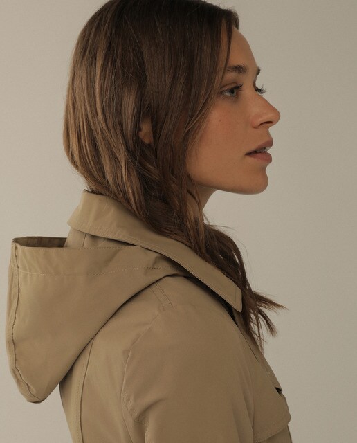 Gabardina clásica de mujer con capucha