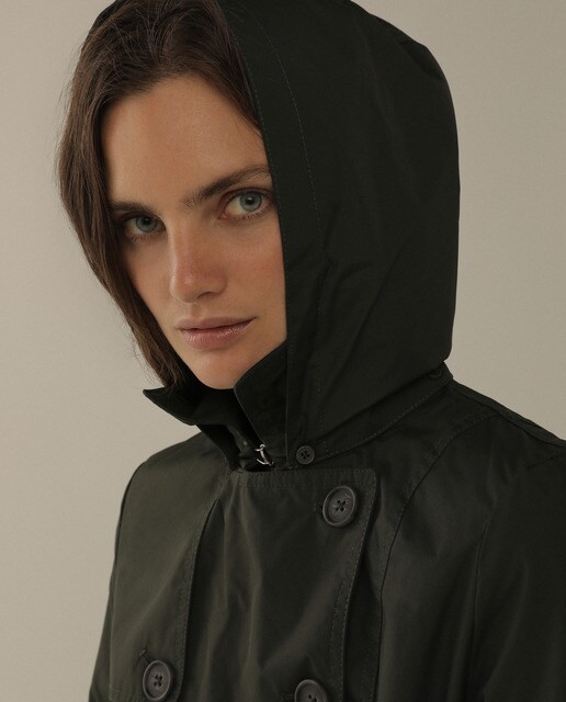 Gabardina clásica de mujer con capucha