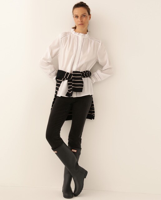 Blusa de mujer de estilo romántico en blanco