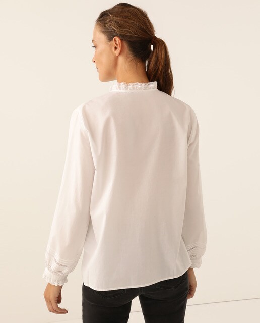 Blusa de mujer de estilo romántico en blanco