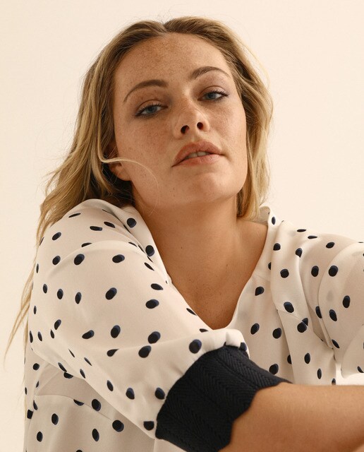 Blusa tamanhos grande com manga 3/4 e decote à barco
