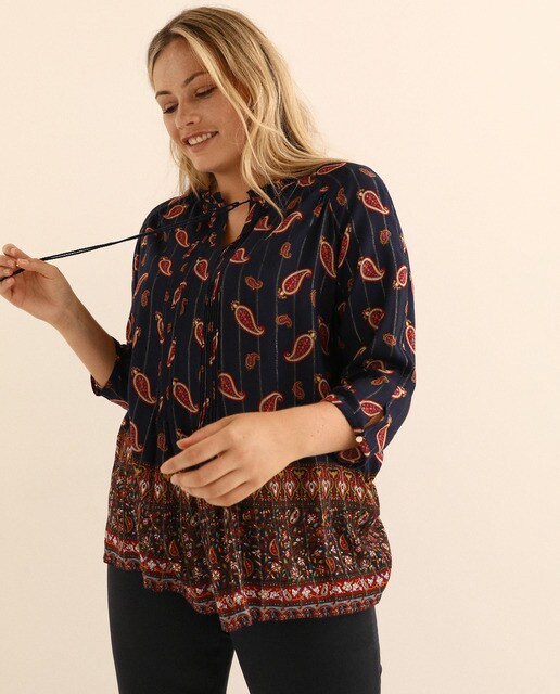 Blusa estampada tamanhos grandes com fio metalizado
