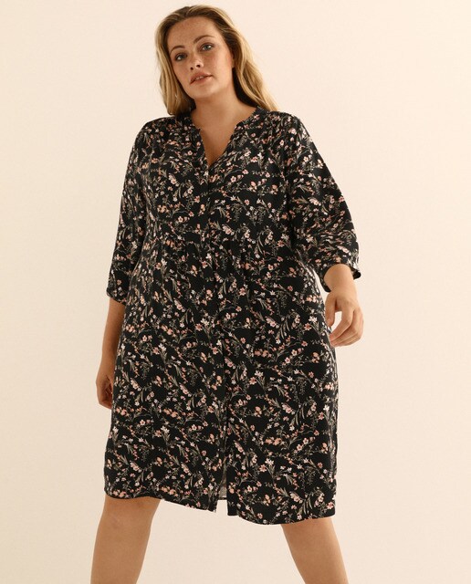 Vestido tamanhos grandes com estampado floral e manga 3/4