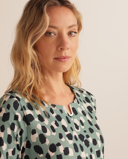 Vestido estampado com aplique