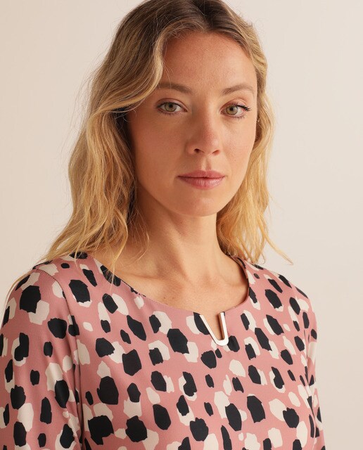 Vestido estampado com aplique