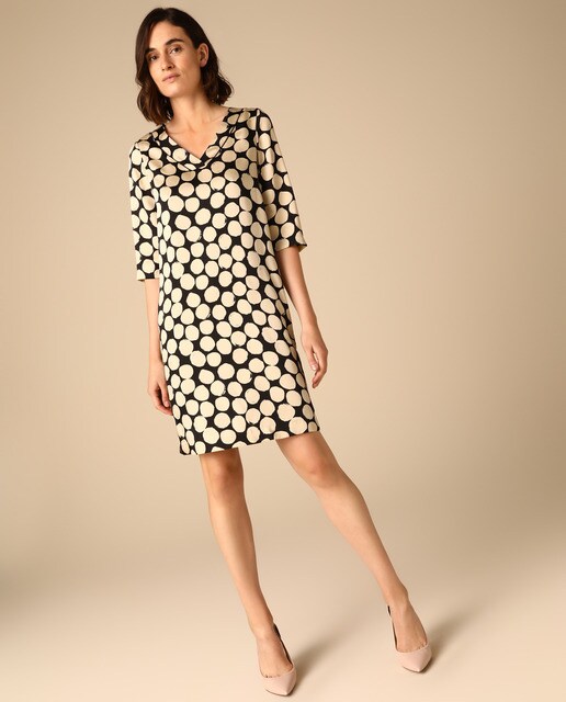 Vestido curto com estampado às bolinhas
