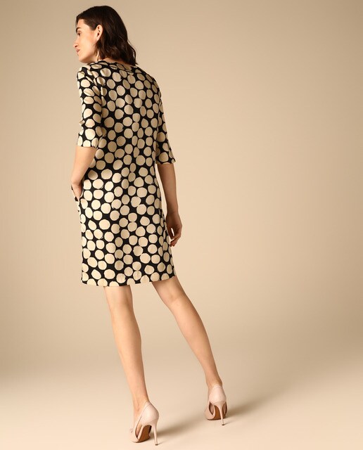 Vestido curto com estampado às bolinhas