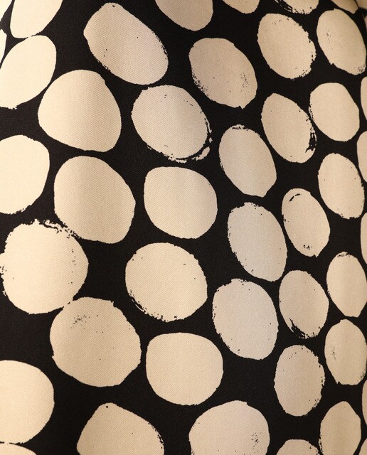 Vestido curto com estampado às bolinhas