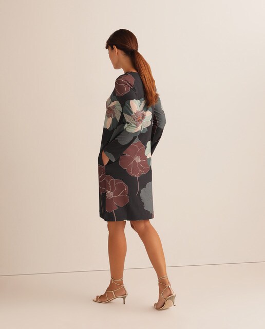 Vestido de manga comprida e decote redondo