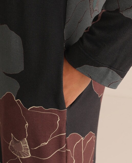 Vestido de manga comprida e decote redondo