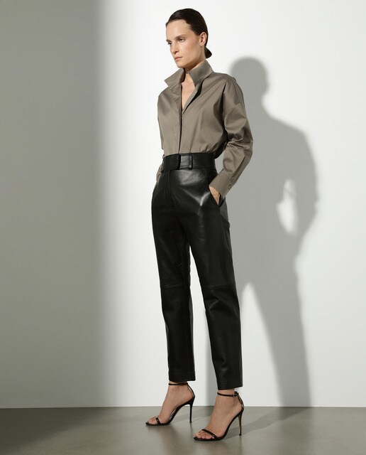 Pantalón de mujer realizado en napa con bolsillos laterales