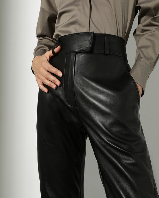 Pantalón de mujer realizado en napa con bolsillos laterales