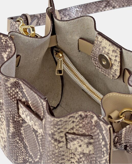 Bandolera pequeña de mujer Gloria Ortiz Odette de piel con print grabado de serpiente en tonos naturales