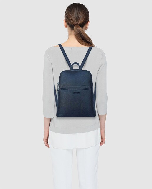 Mochila preta com fecho de correr