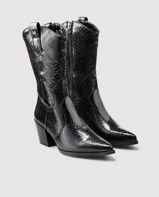 Botas pretas de estilo cowboy
