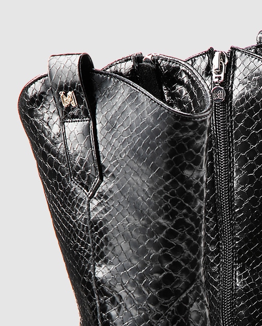 Botas pretas de estilo cowboy