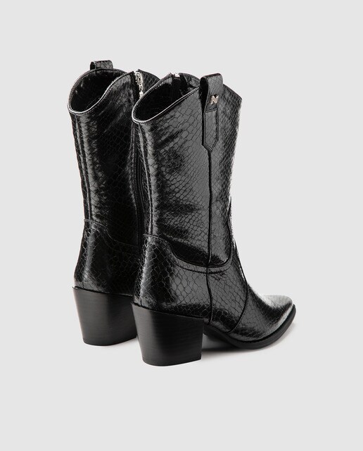 Botas pretas de estilo cowboy