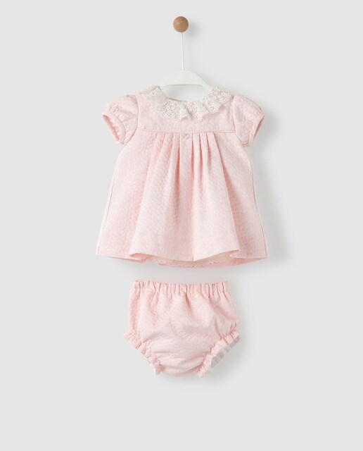 Vestido rosa de bebé com gola bordada