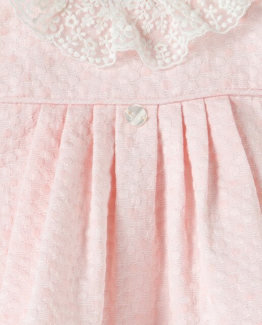 Vestido rosa de bebé com gola bordada