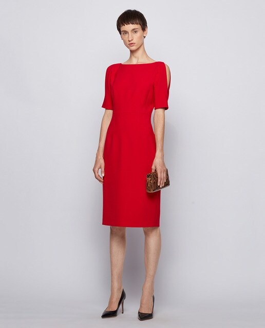 Vestido em tecido elástico com aberturas nos ombros