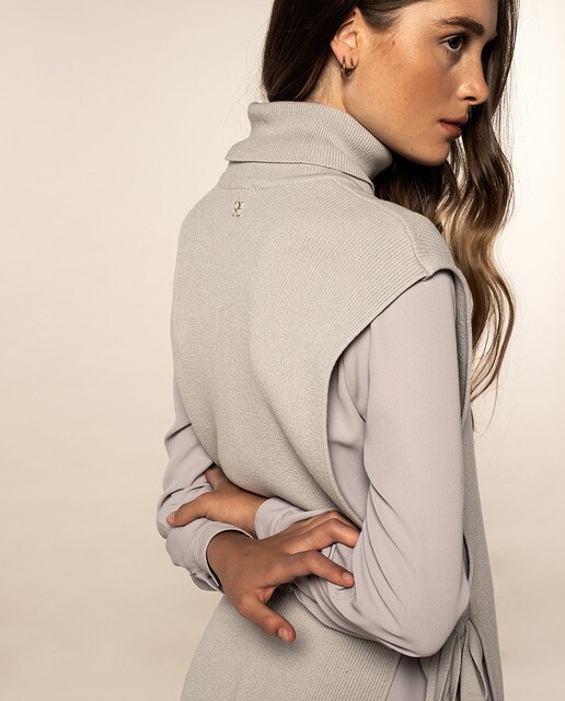 Chaleco de mujer liso y cuello alto