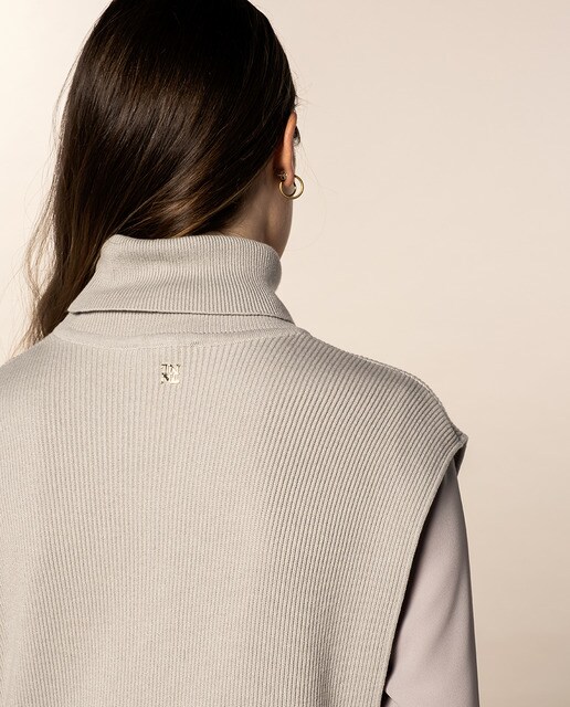 Chaleco de mujer liso y cuello alto