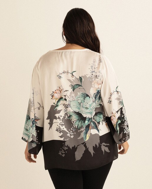 Blusa tamanhos grandes com estampado e decote em bico