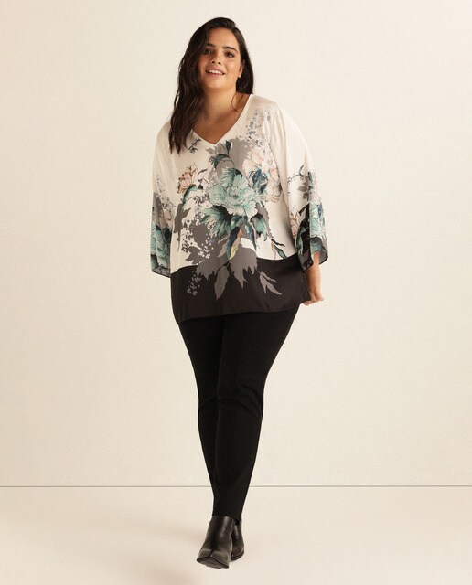 Blusa tamanhos grandes com estampado e decote em bico