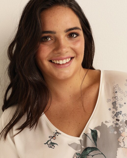 Blusa tamanhos grandes com estampado e decote em bico