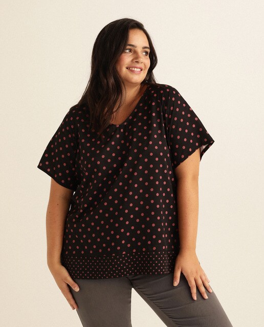 T-shirt tamanhos grandes às bolinhas e com aba