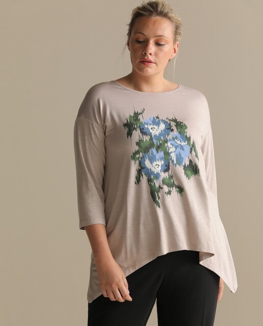 T-shirt tamanhos grandes com estampado e bicos laterais
