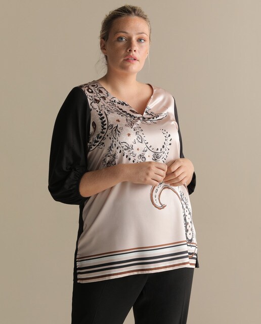 T-shirt estampada tamanhos grandes com decote tipo padeiro