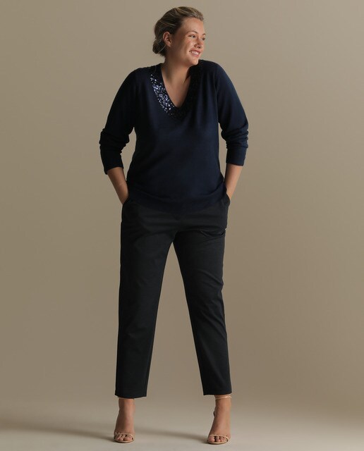 Camisola de malha tamanhos grandes com strass no decote