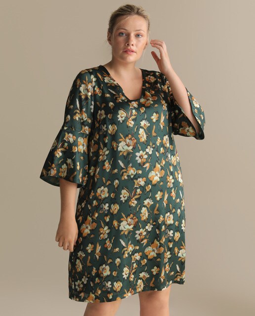Vestido curto tamanhos grandes com estampado floral e folhos