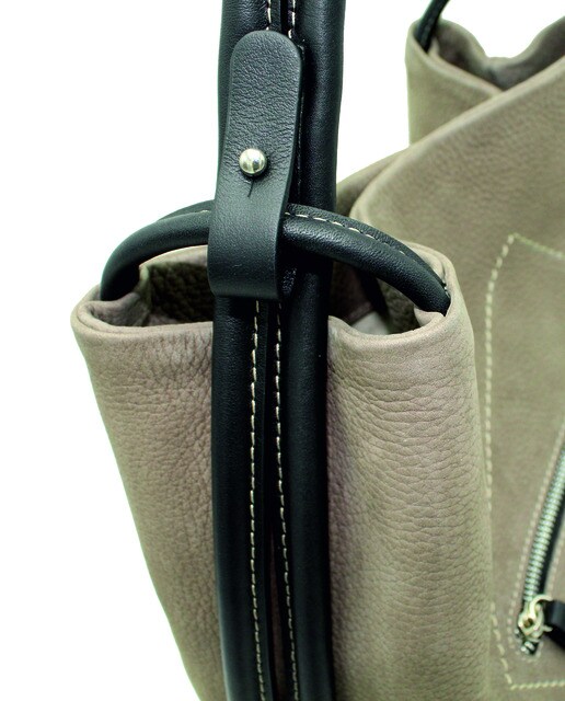 Mala hobo em pele taupe conversível em mochila