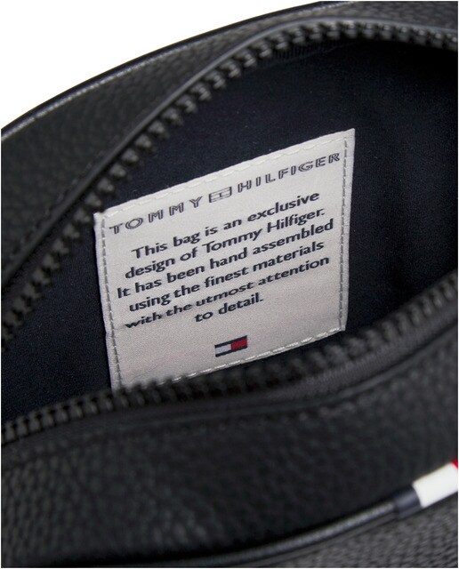Mala a tiracolo pequena de homem Tommy Hilfiger preta com fecho de correr