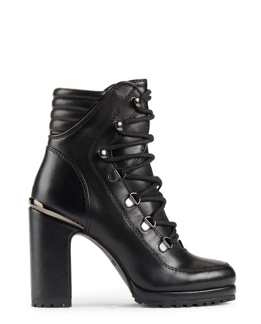 Botas em pele pretas