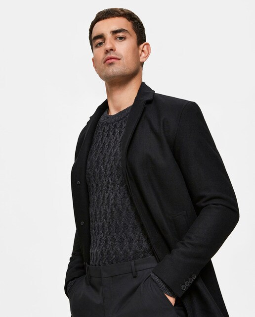 Sobretudo preto de homem com dois bolsos