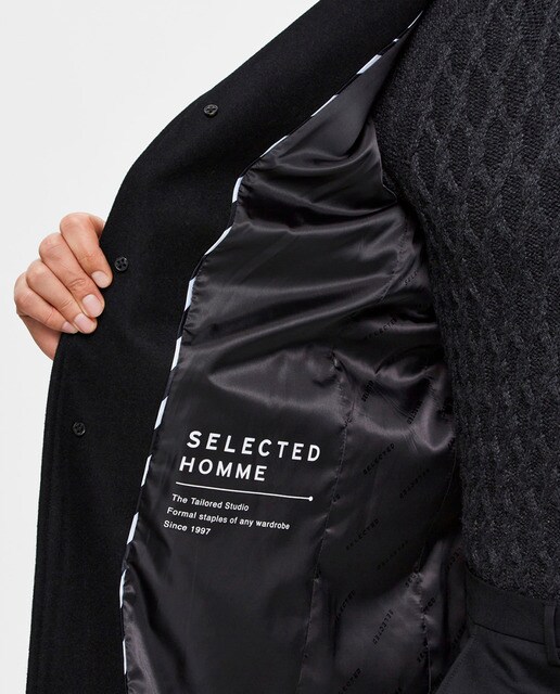 Sobretudo preto de homem com dois bolsos