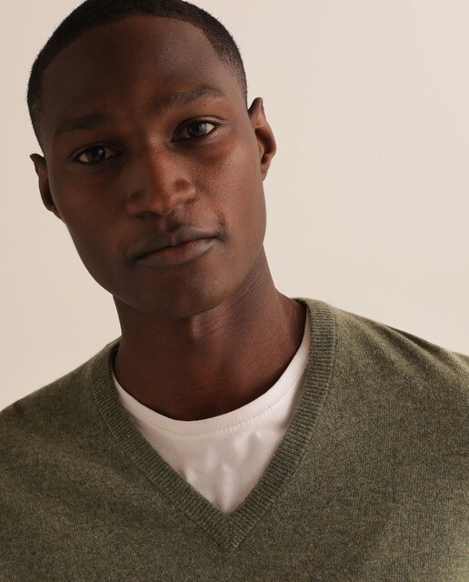 Camisola de malha lambswool verde com decote em bico