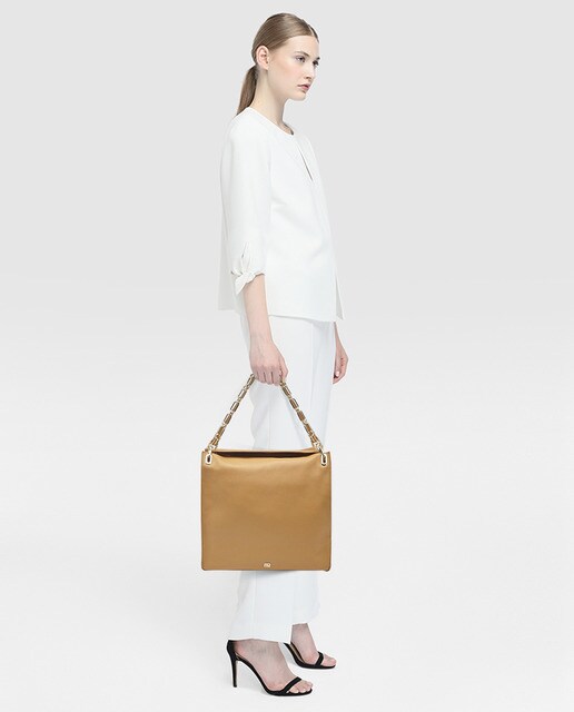 Mala hobo Lizzie em pele lisa camel com fecho-éclair