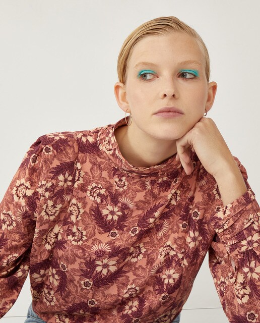 Blusa de mujer con hombreras y cuello alto