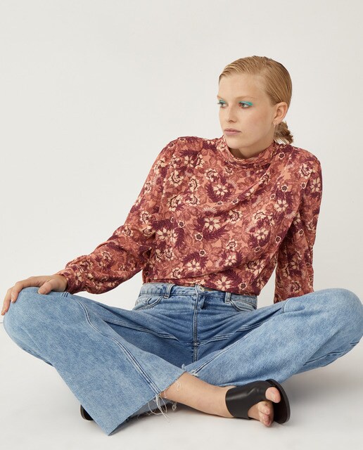 Blusa de mujer con hombreras y cuello alto