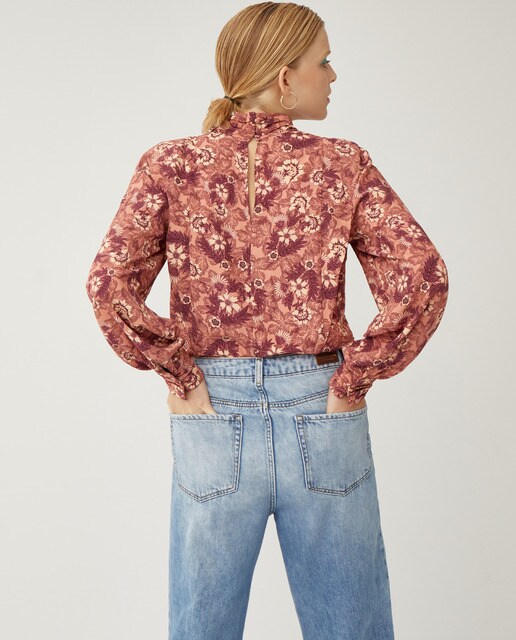Blusa de mujer con hombreras y cuello alto