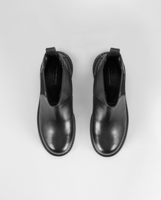 Botins em pele pretos