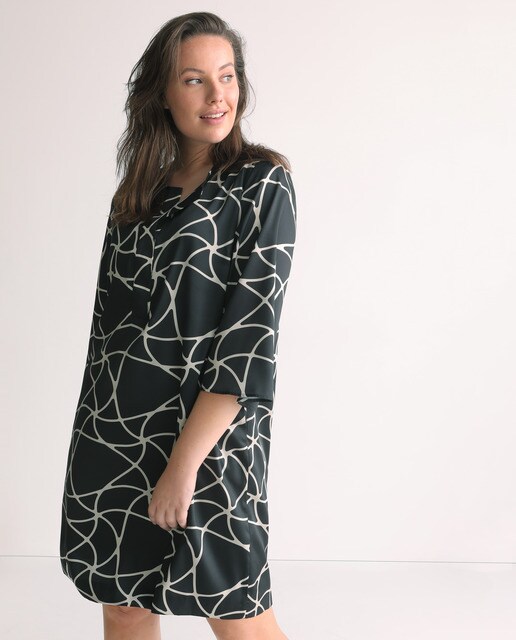 Vestido tamanhos grandes com manga 3/4 e estampado de girafa