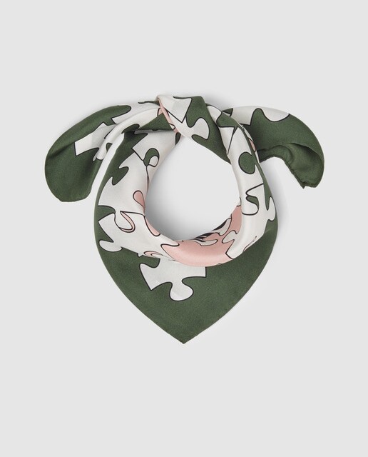 Bandana de seda em tom rosa com estampado da marca