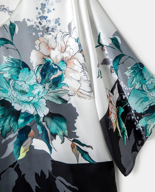 Blusa tamanhos grandes com estampado e decote em bico