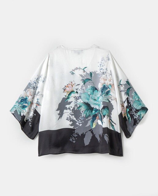 Blusa tamanhos grandes com estampado e decote em bico