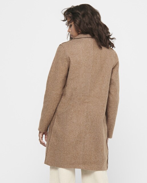 Abrigo de mujer tipo blazer con botones